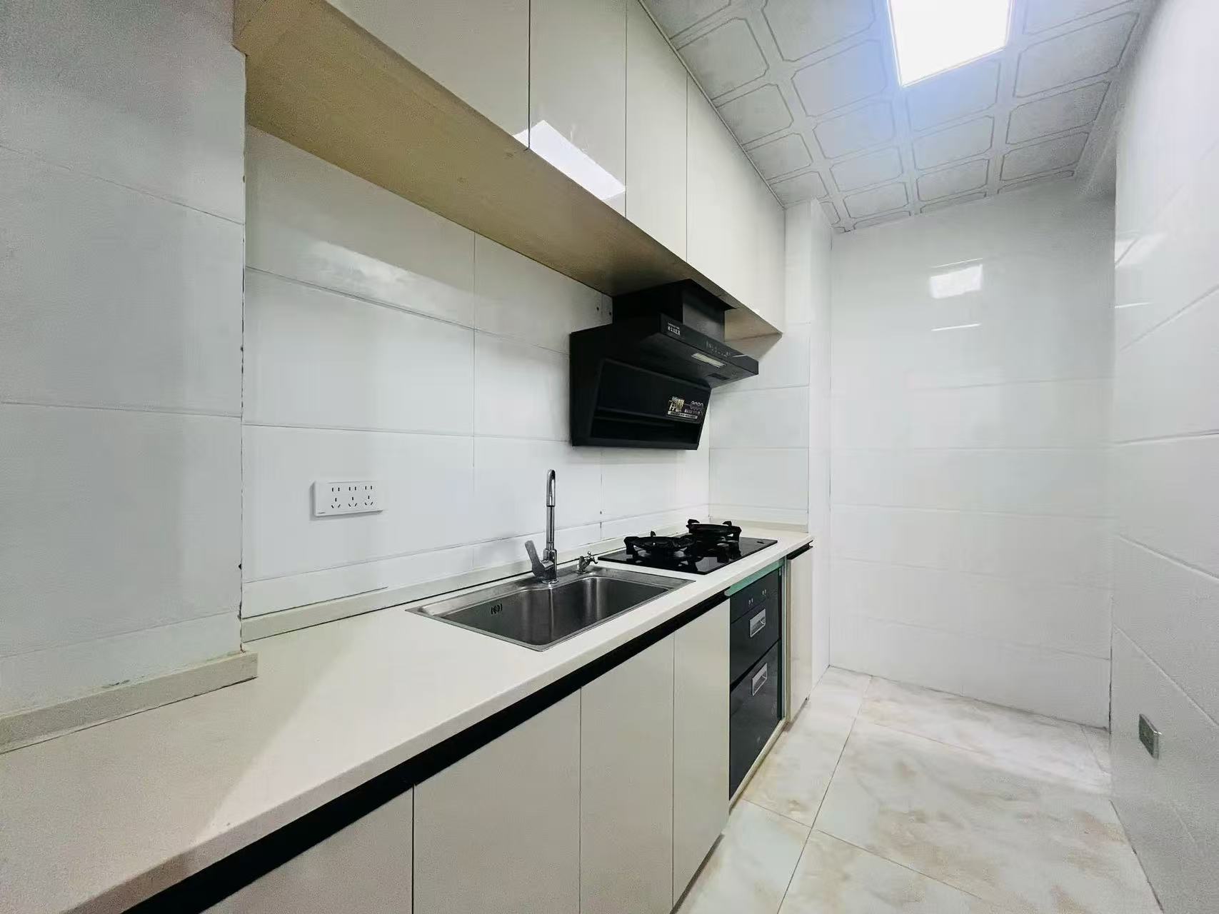 急售，和合国际，精装三室两厅一卫。拎包入住，证满二