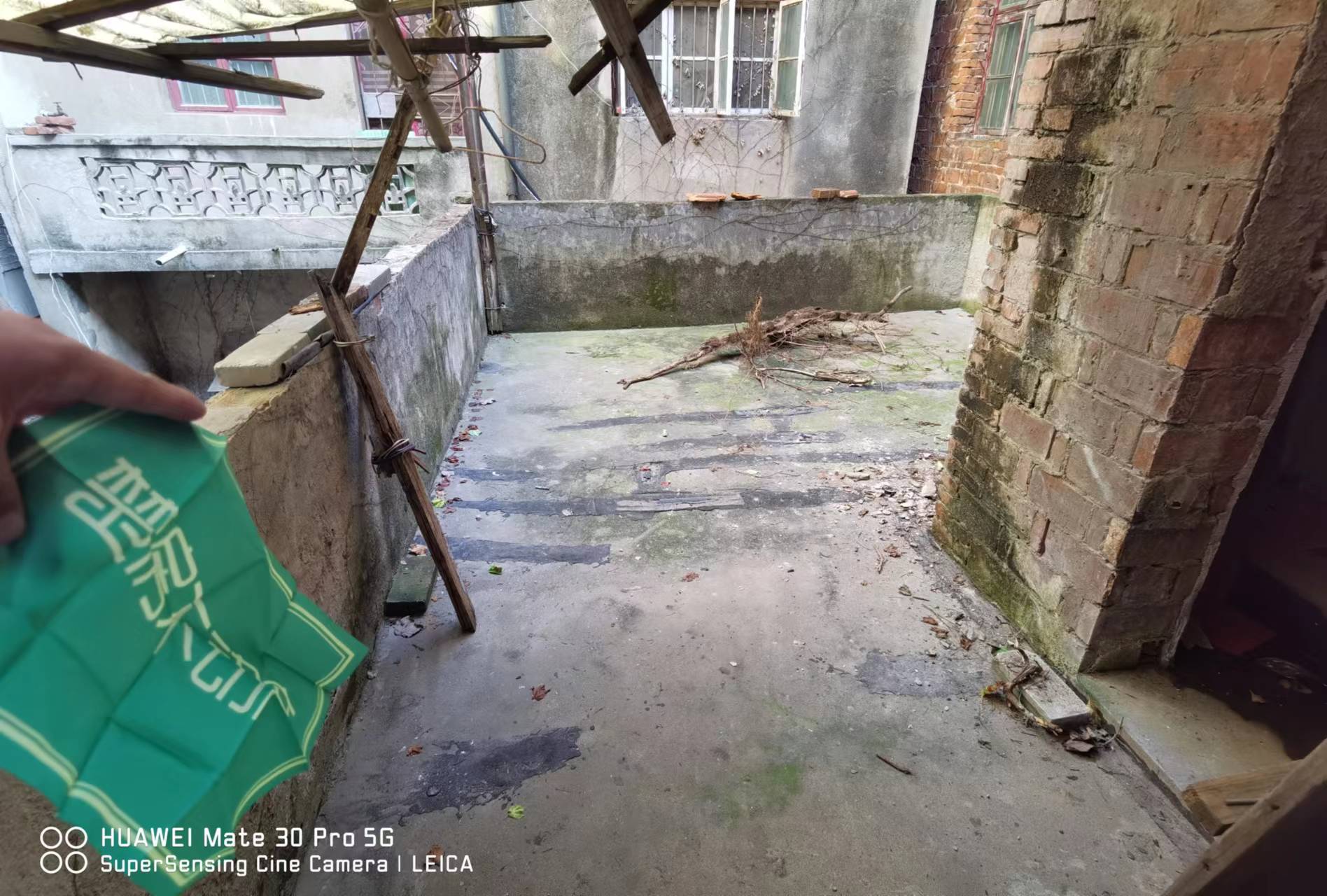 步行街旁私房两杆三层生活配套方便需要装修一下看房方便带露台带院子