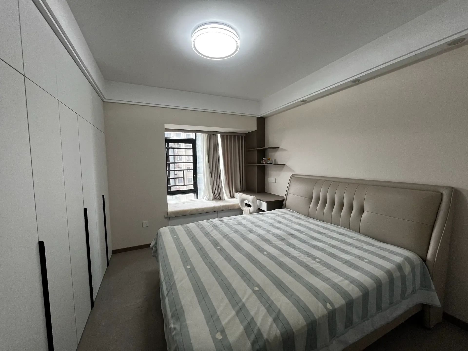 蓝天白云，精装四房‬两卫，‮阳长‬台，好楼层，全‮品屋‬牌定制，带‬暖气片，证满二