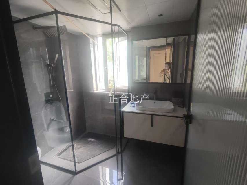 城南，蓝天新城，豪装三房，带100平特大露台，带地下子母车位，证满二