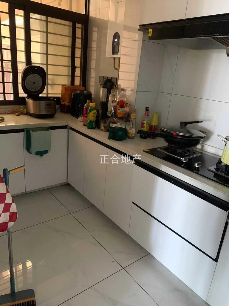 房东亏本急卖，沔街边上，御湖世家，精装三房，​电梯10楼，精装5400，9成新