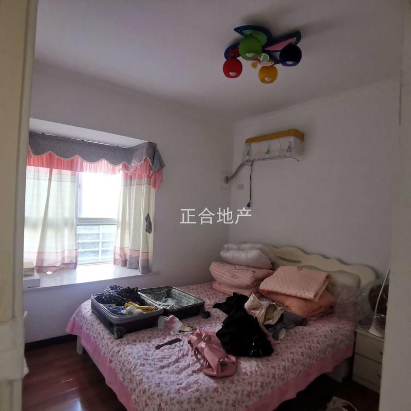 城南，沔阳公园旁，房东亏本出，精装三房,证满二，拎包入住