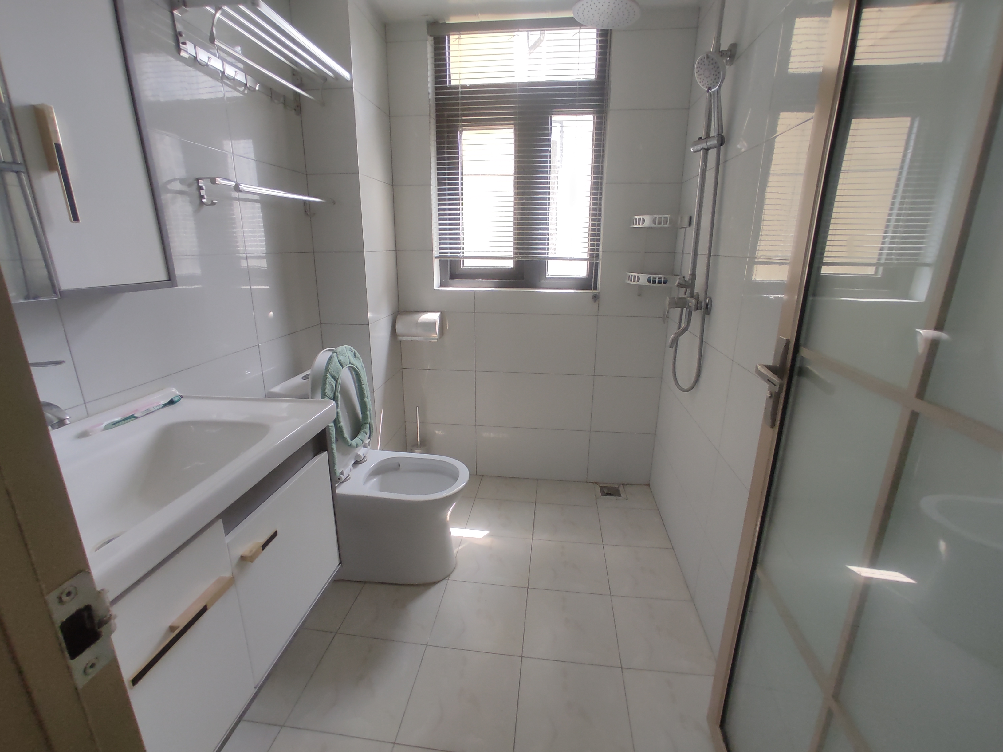 蓝天新城.精装三房两卫.房子成色新.小区环境好.证件满二.看房方便