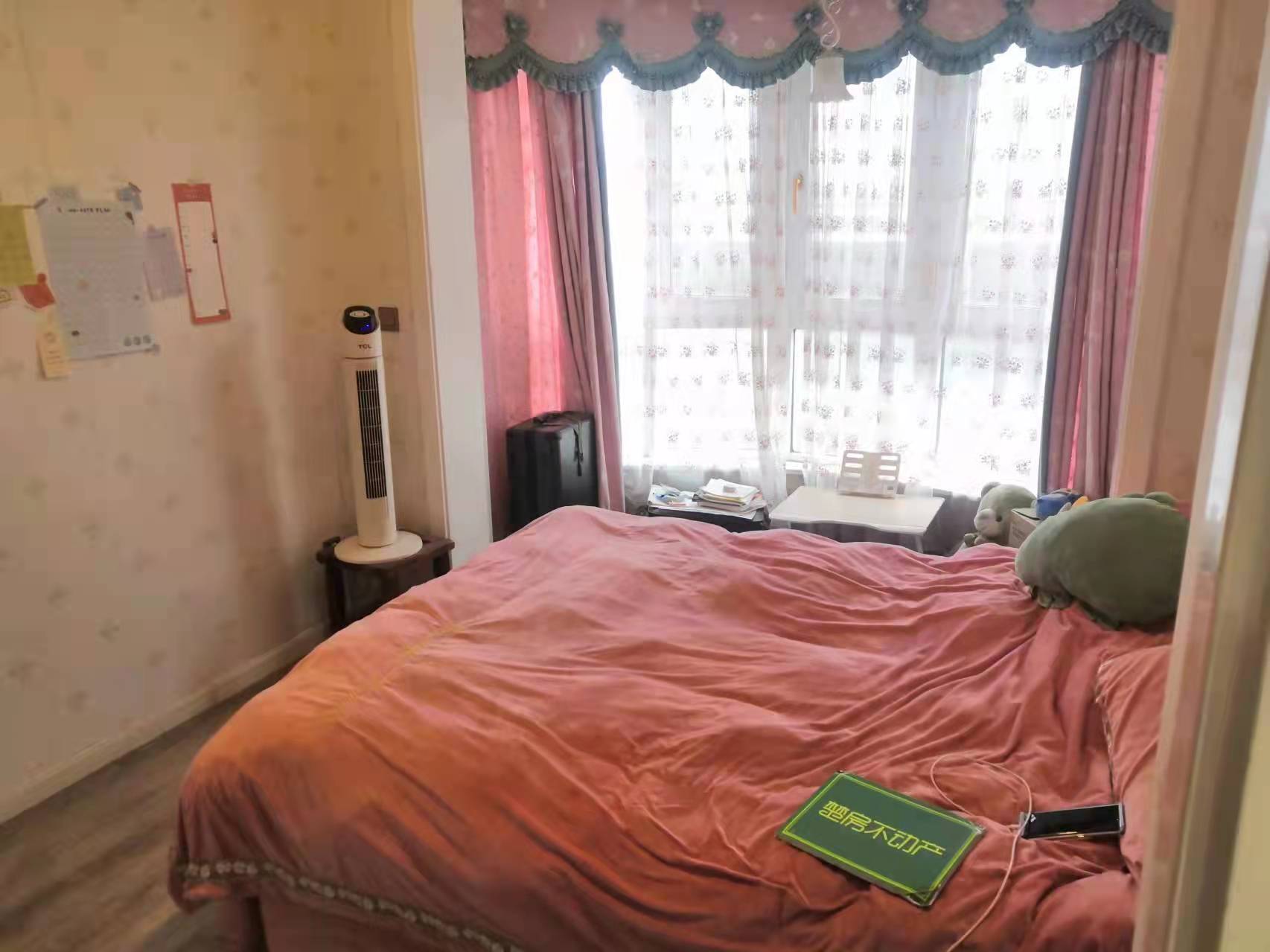 御台公馆送150平米大露台精装四房九成新价格可谈对面可以上学