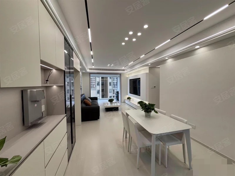 城南，沔阳公馆，电梯13楼，老证，精装三房二卫，业主诚心出售