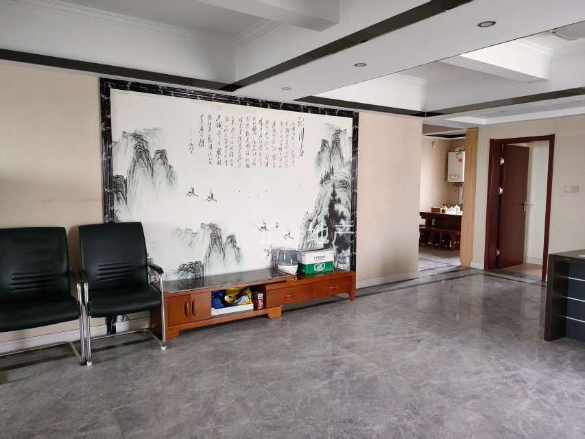 三中旁边元泰商业区好楼层，精装三房，4字头