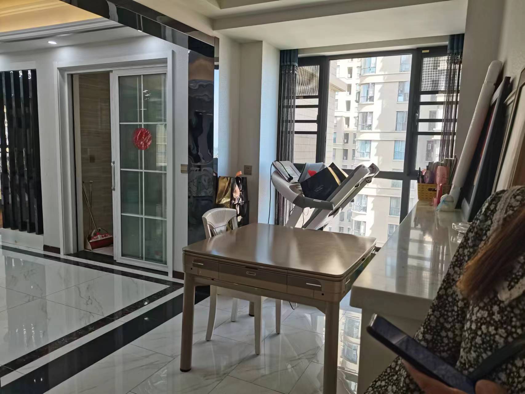 公园世家.精装三房两卫.中间楼层..证件满二.看房约