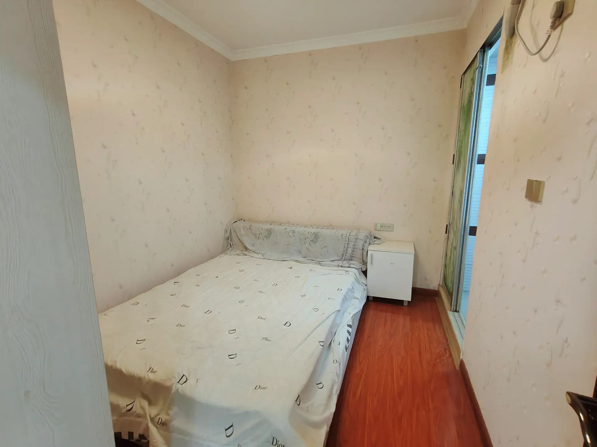 沃尔玛附近，田园国际，电梯小高层11楼，精装三房三卫，成色新，拎包入住，老证