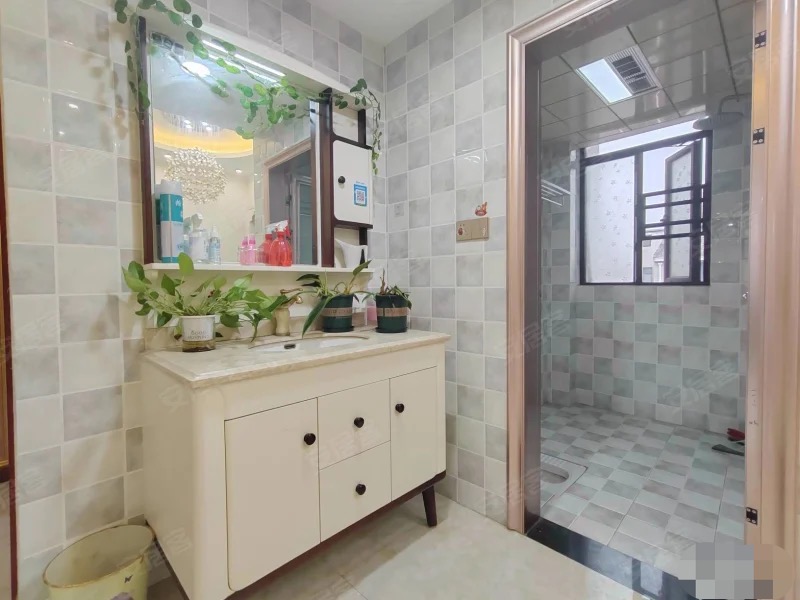 城南，新街电梯花园洋房，精装三房两卫，一梯两户车，采光好，证满二