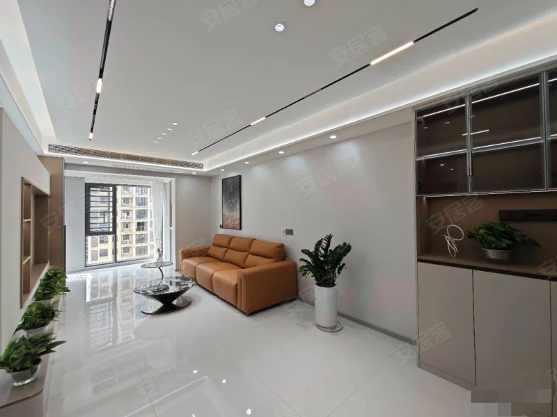 森林国际城北苑，电梯小高层，好楼层，全新精装三房二卫，业主包满二送车位