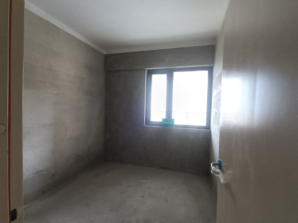 交投满庭春.毛坯三房两卫.小区环境好.看房方便