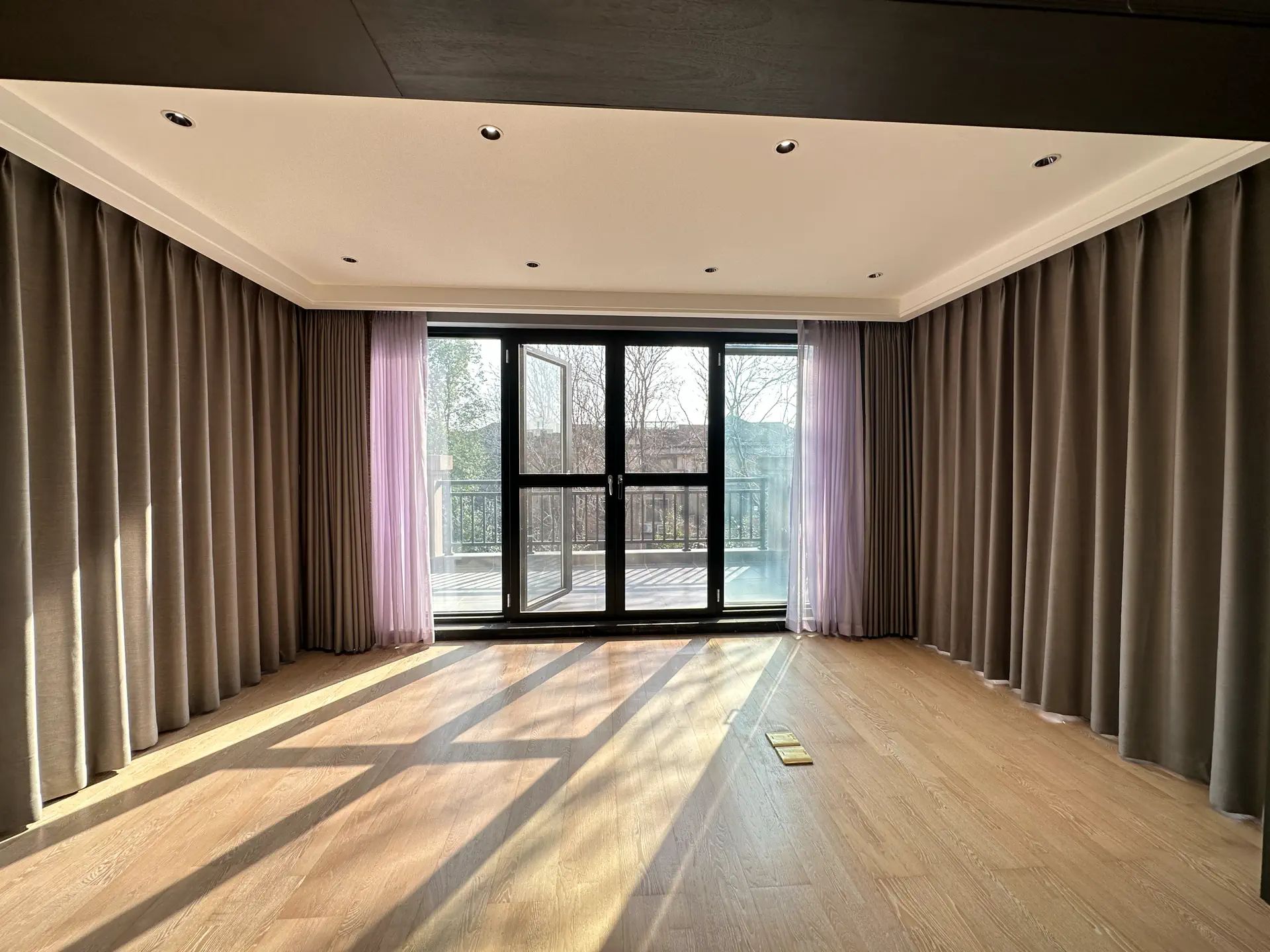 亏本出，绿地，‬别墅，边‮带户‬大院子，成色新，拎包入住