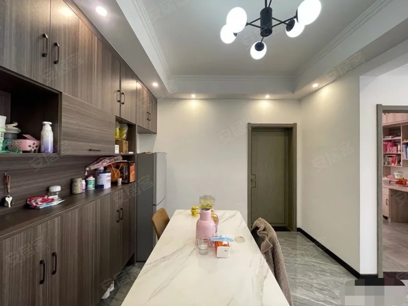 时代天骄，精装三房，电梯好楼层，出售成色新，一口价50w带车位，采光好