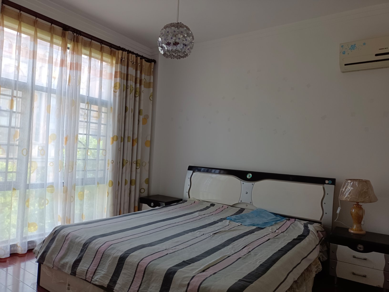 复式小洋房， 阁楼装修精致，李小双运动城对面