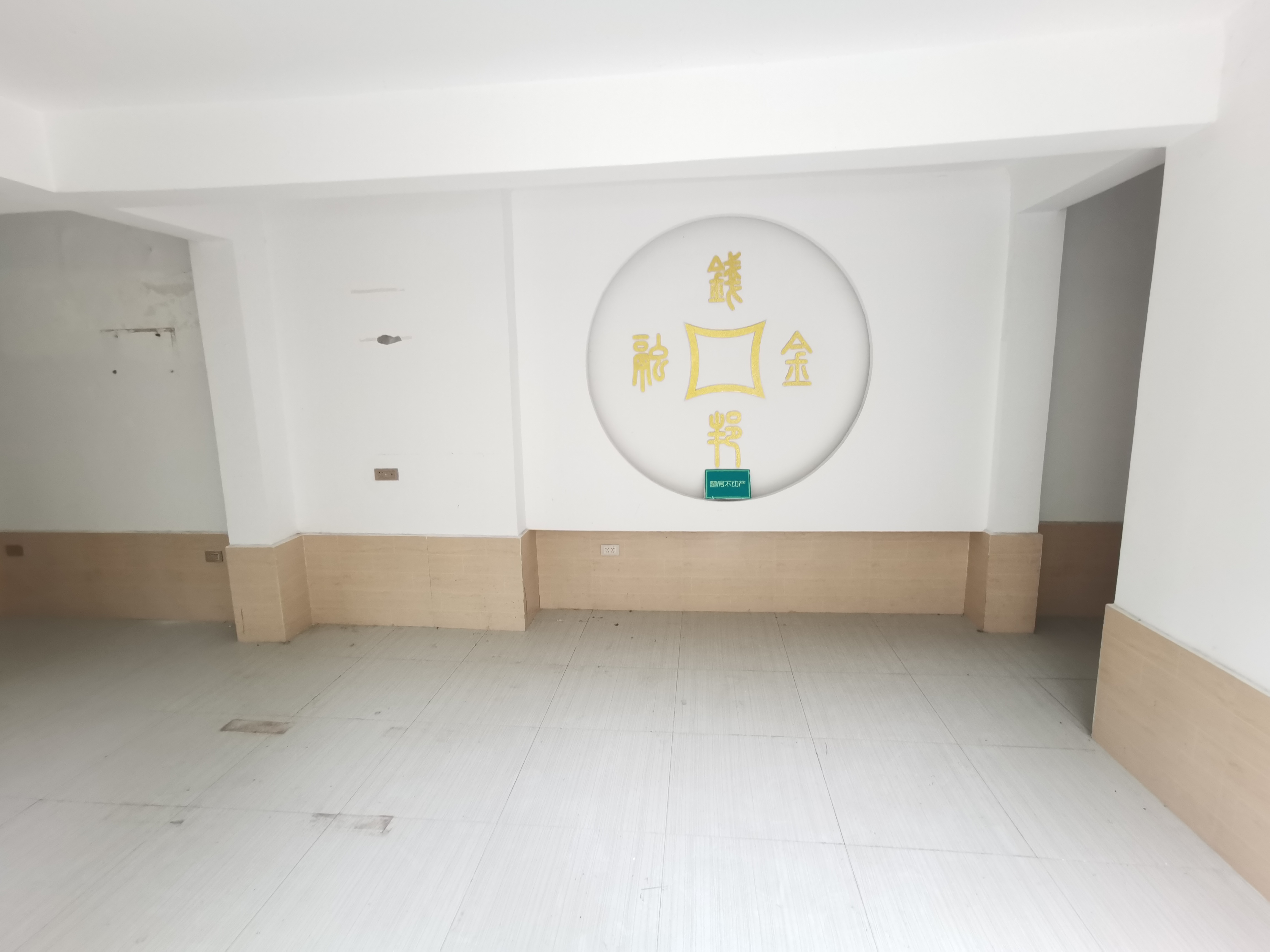 新街小区里面门面房，146平单价5000不到，不动产证在手