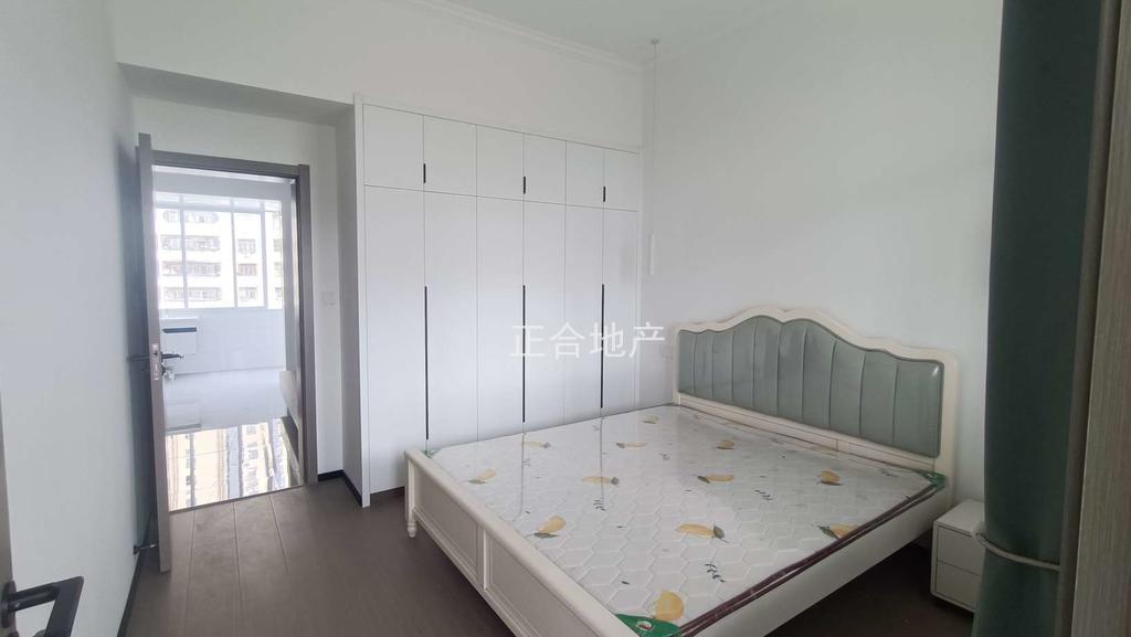 商城附近，仙源酒店旁，步梯中层，有证，全新装修，精装三房，南北通透