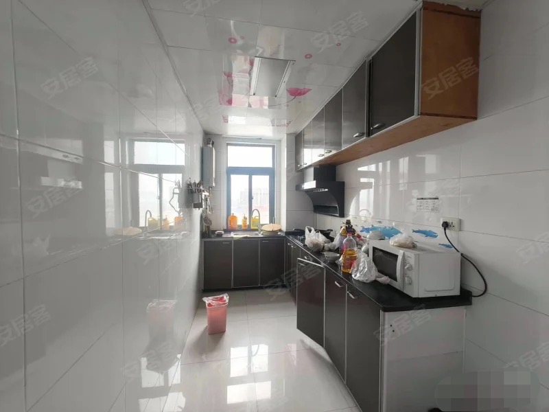 356，金色港湾，电梯小高层，单价3100，精装三房。诚心出售，南北通透