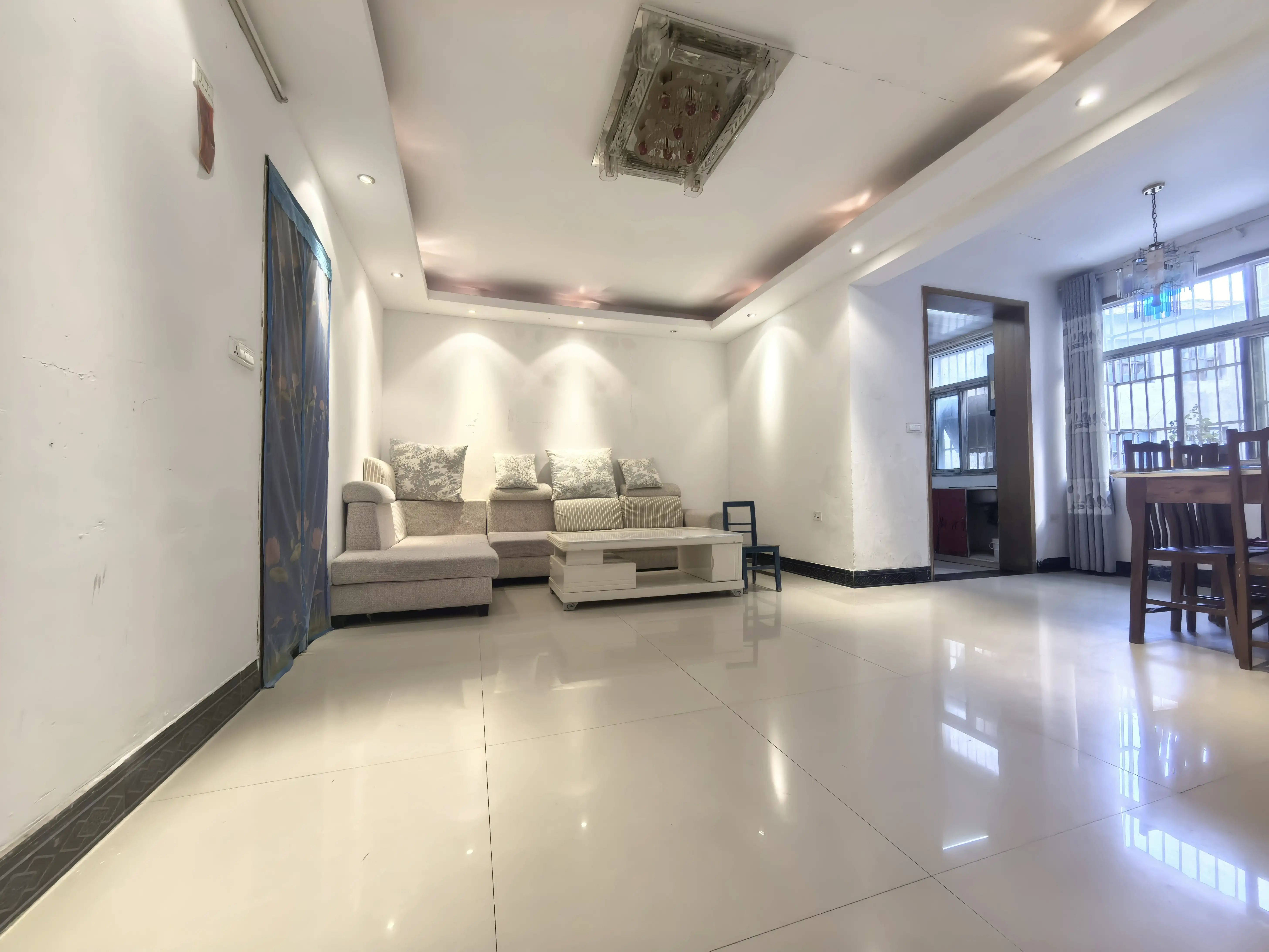 江滩公园旁，商城附近，步梯2楼，好楼层，精装三房，证满二