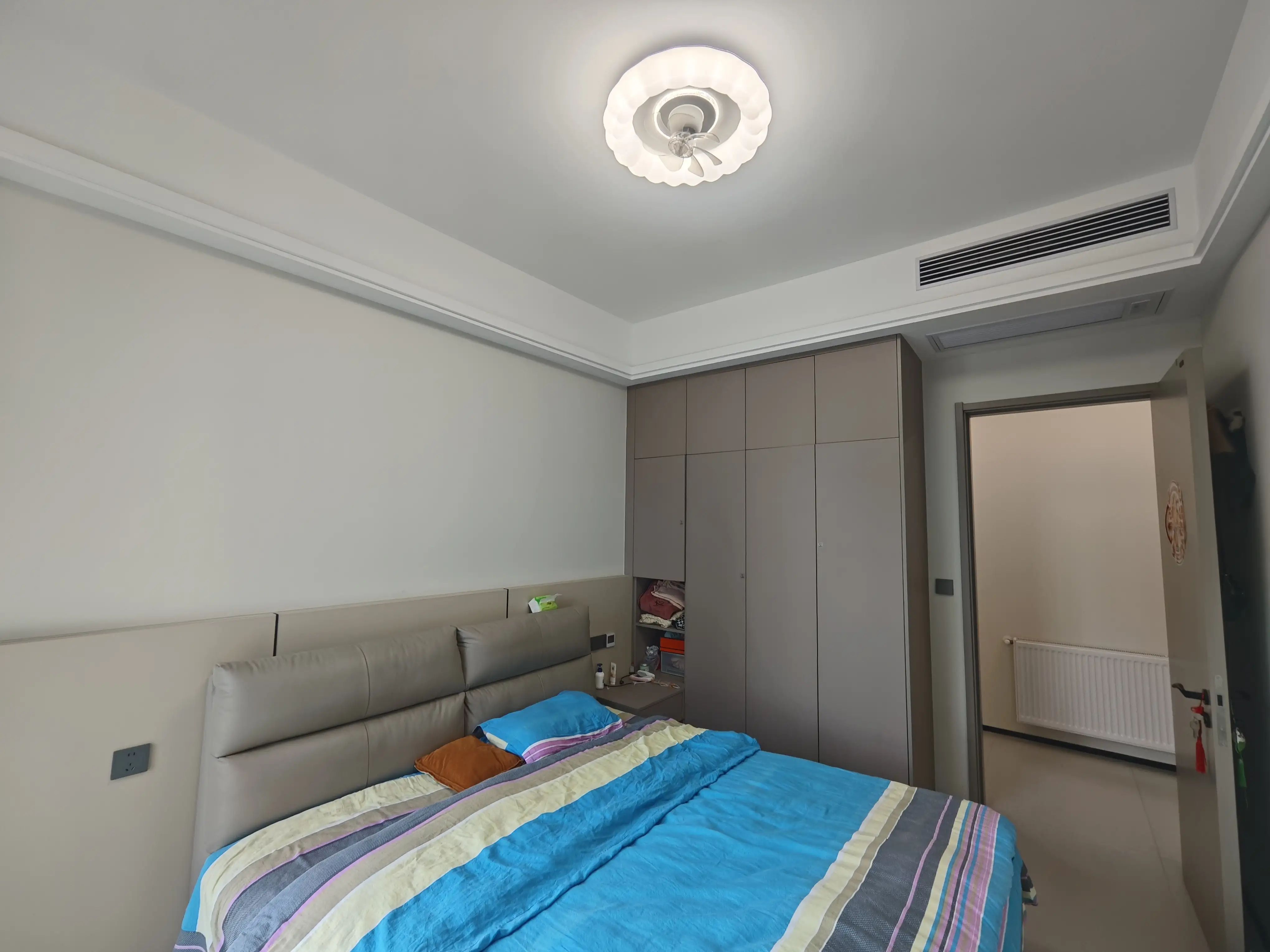 城南，一梯一户大平层，东边户，精装四房，成色新，好楼层，证满二