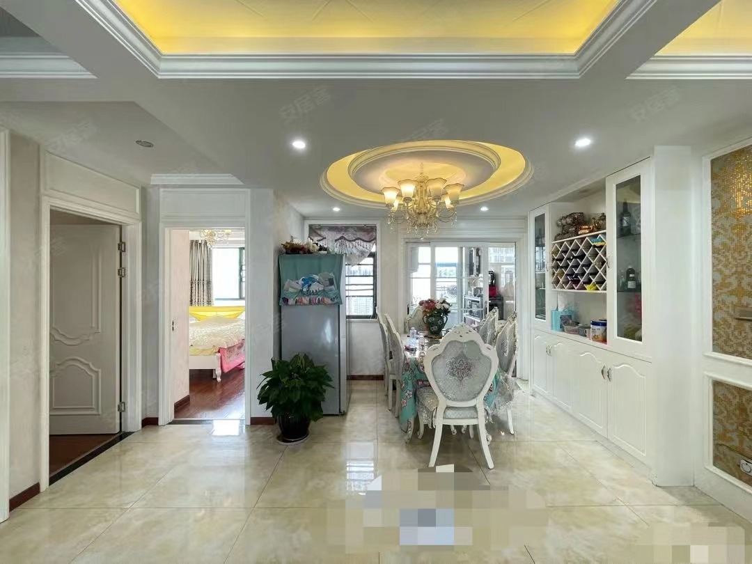 81，房东诚心出售，新城壹号四期，湖景房，单价5900，精装大四房，证满二