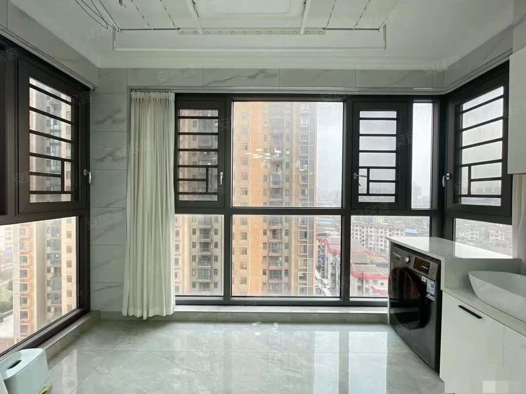 94，康湾一品,，精装三房，毛坯价格！​9.9成新，证满二，南北通透，手慢无