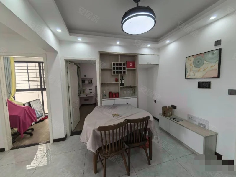 369，一中附近，电梯精装三房，9.9成新，好楼层，正规小区，南北通透