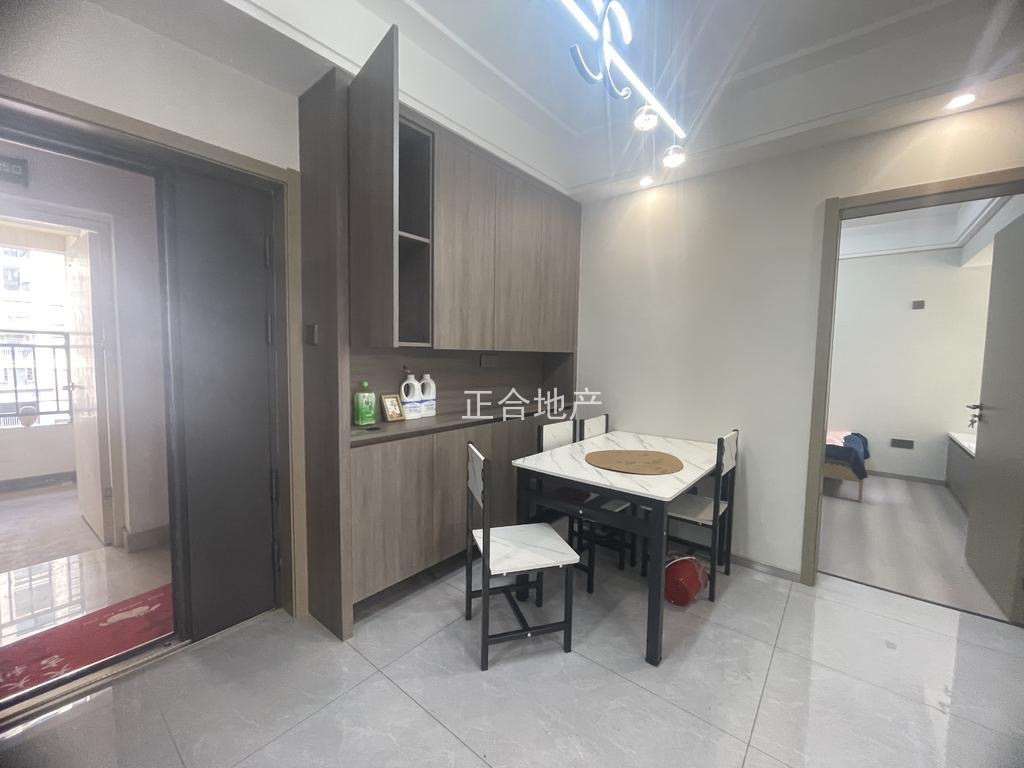 吾悦旁，蓝天新城。人车分流小区，精装三房，9.9成新，基本未住电梯好楼层证满二