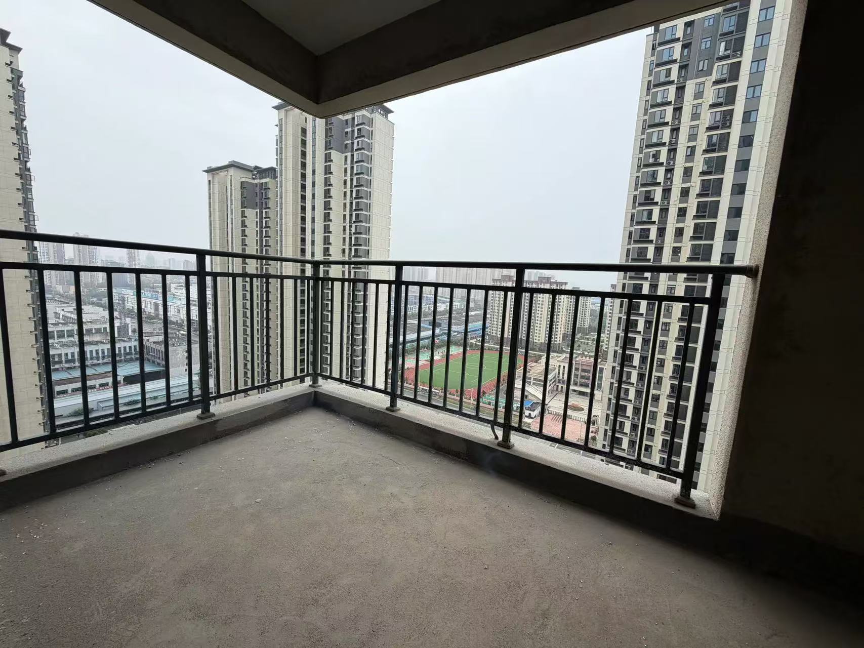 亏本处理，风和日丽，带车位 ，小区好位置， 毛坯三房，好楼层，单价4千多，一口价51万，包过户