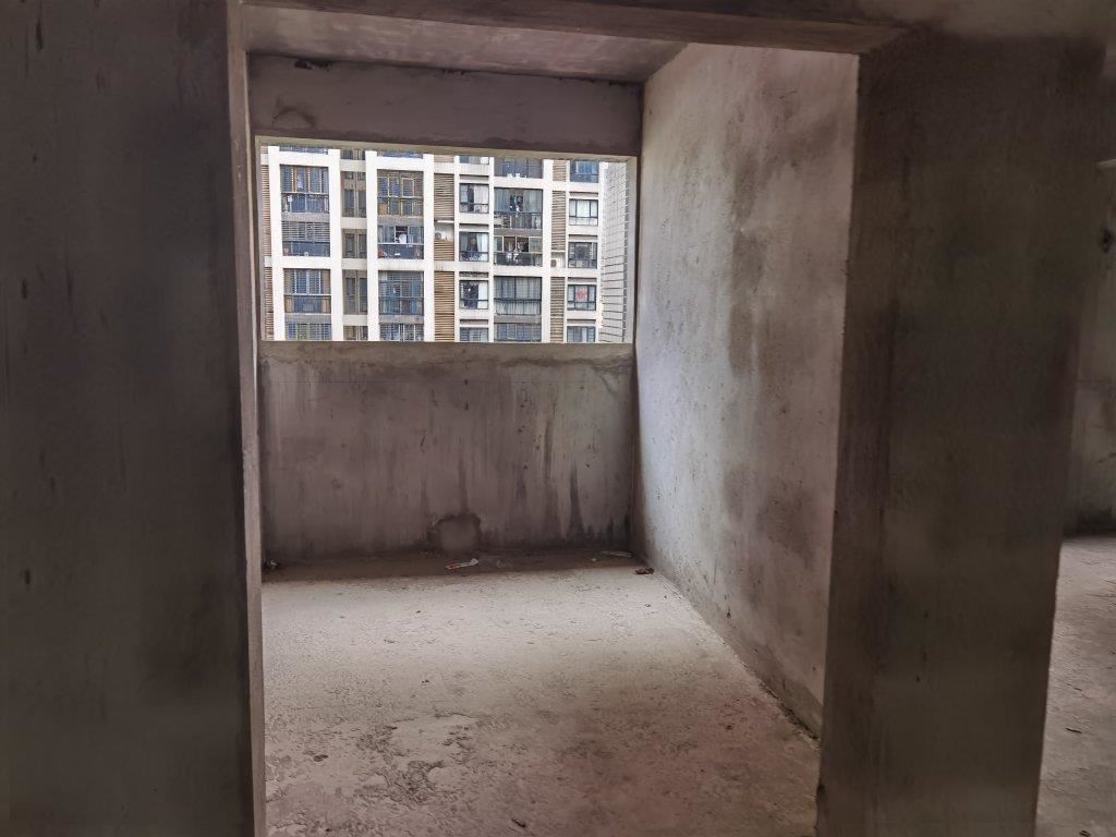 急售和合国际毛坯三房两卫，证满二 付25万，户型方正采光好，南北通透