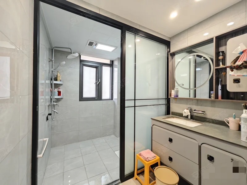 急售，沔阳清华园，精装三房，边户，全屋品牌家电家具，电梯中层，证满2，楼下就②中大门，基本未住​