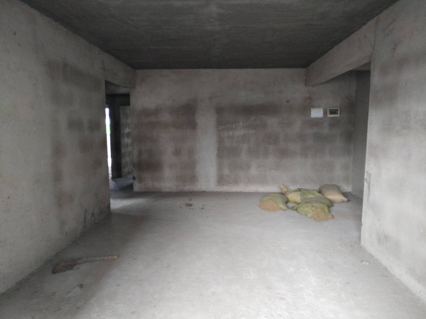 城南城市丽景毛坯三房，南北双阳台，证满二