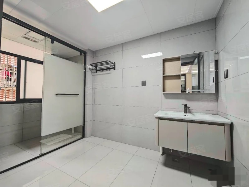 降价了，沔阳xiao学老二中，步梯2楼，全新装修大三房，单价3千多，证满五，旁边就是步行街和武商