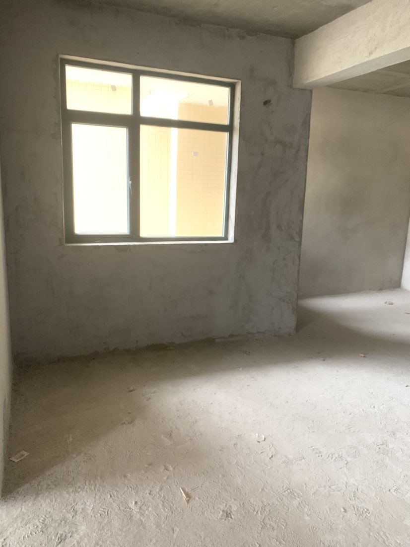 实验三小旁边，新城壹号2期，中上楼层，证满两年。