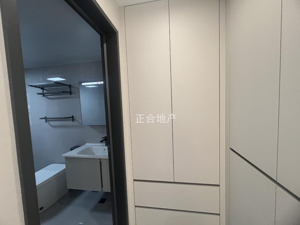 城南，御湖世家，精装三房二卫，电梯好楼层17楼，老证，证满二