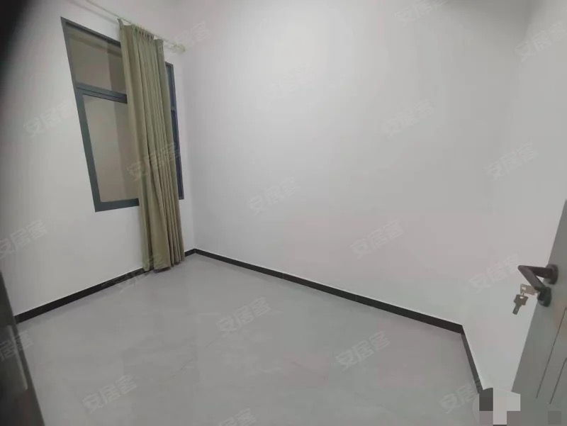 372，养老房，商城附近，四房，证满二，超大院子，停车方便，证满二