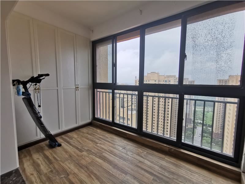 满庭春全屋订制精装修，湖景大四房只卖毛坯价，户型方正采光 