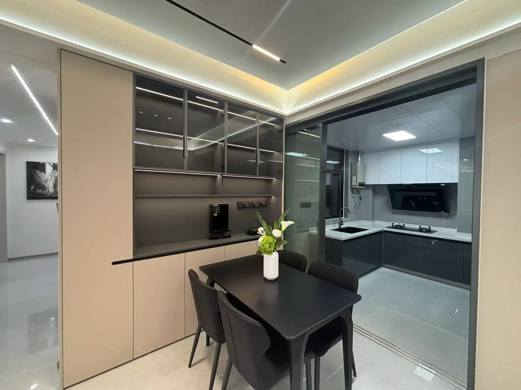 御湖世家3室2厅2卫精装修家具家电齐全优价出售！前期付几个W就可以了！