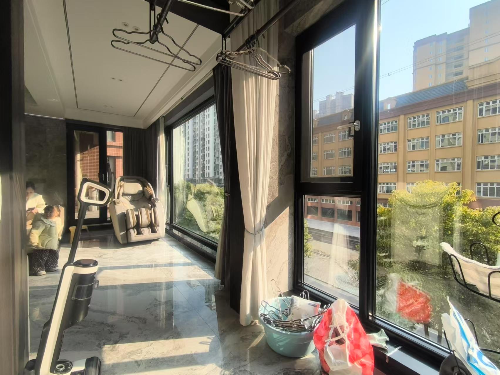 领秀城6室3厅大平层全新精装修，211平米难得的大平层洋房诚意出售！