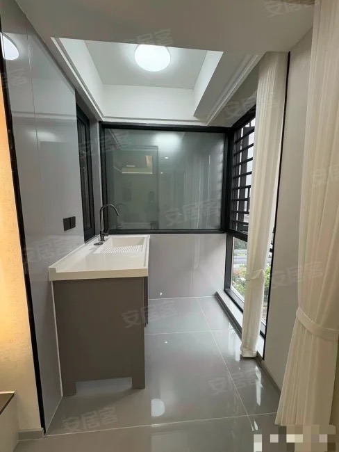 急售，城西，锦绣江山，中间好楼层，全新装修，证满二