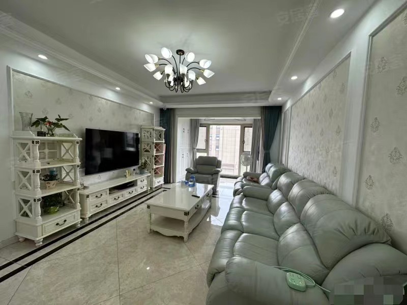 急售，元泰未来城B区，精装三房 ，​全屋地暖，单价6千多 ，下楼就是三中