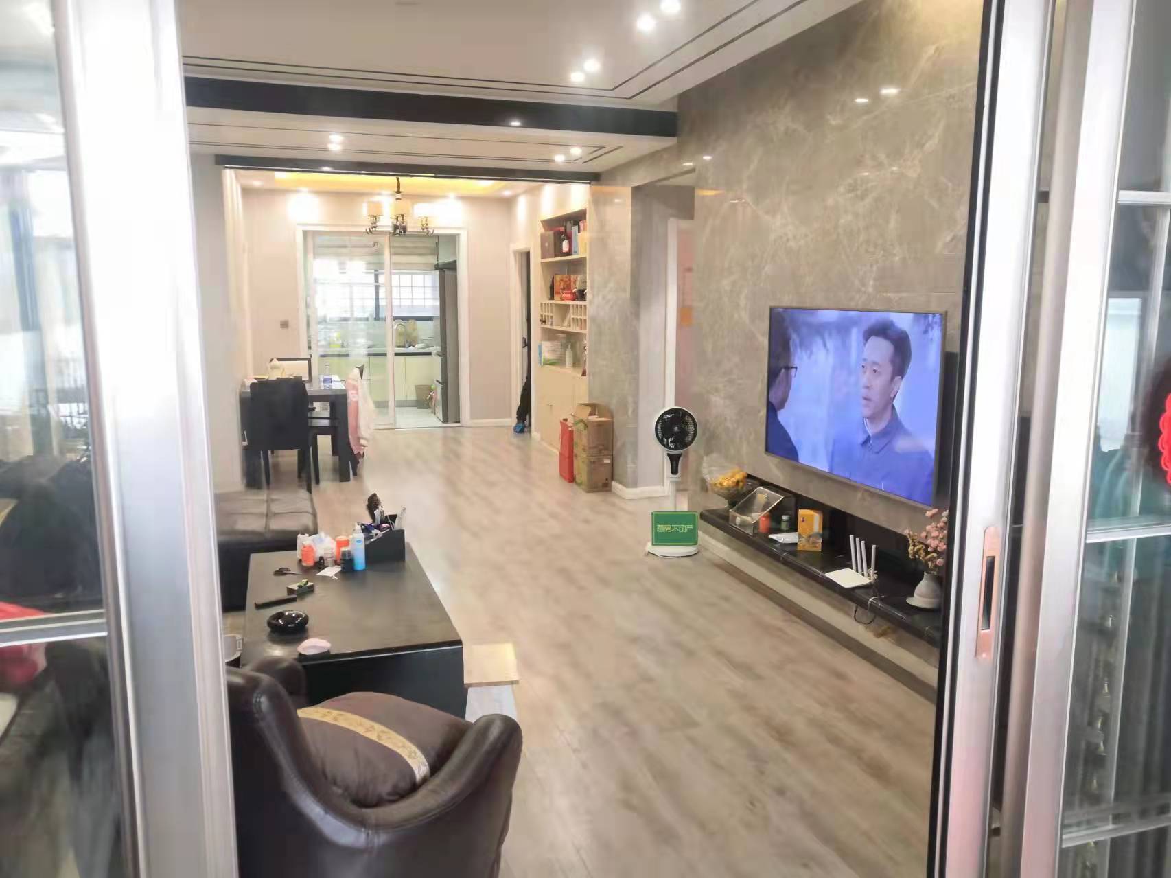 御台公馆送150平米大露台精装四房九成新价格可谈对面可以上学