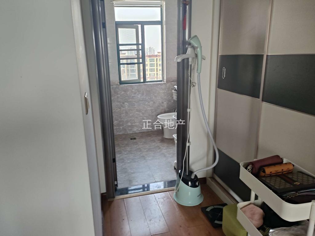 捡漏，新城壹号，精装大4房2卫，带车位，单价不到4400，保养九成新，证满二