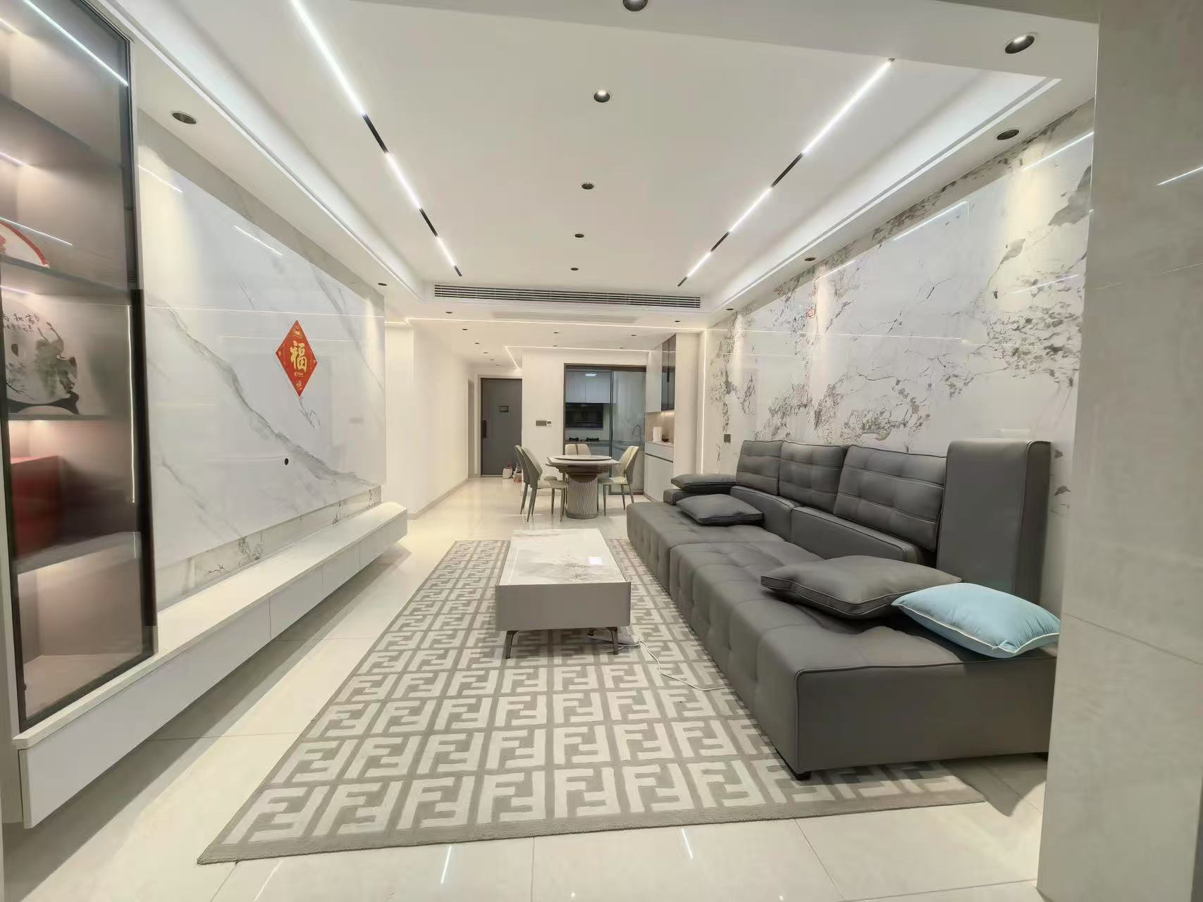 城南，蓝天新城，精‮三装‬房‬两卫，全‮中屋‬央‬空调，‮车带‬位，证满二