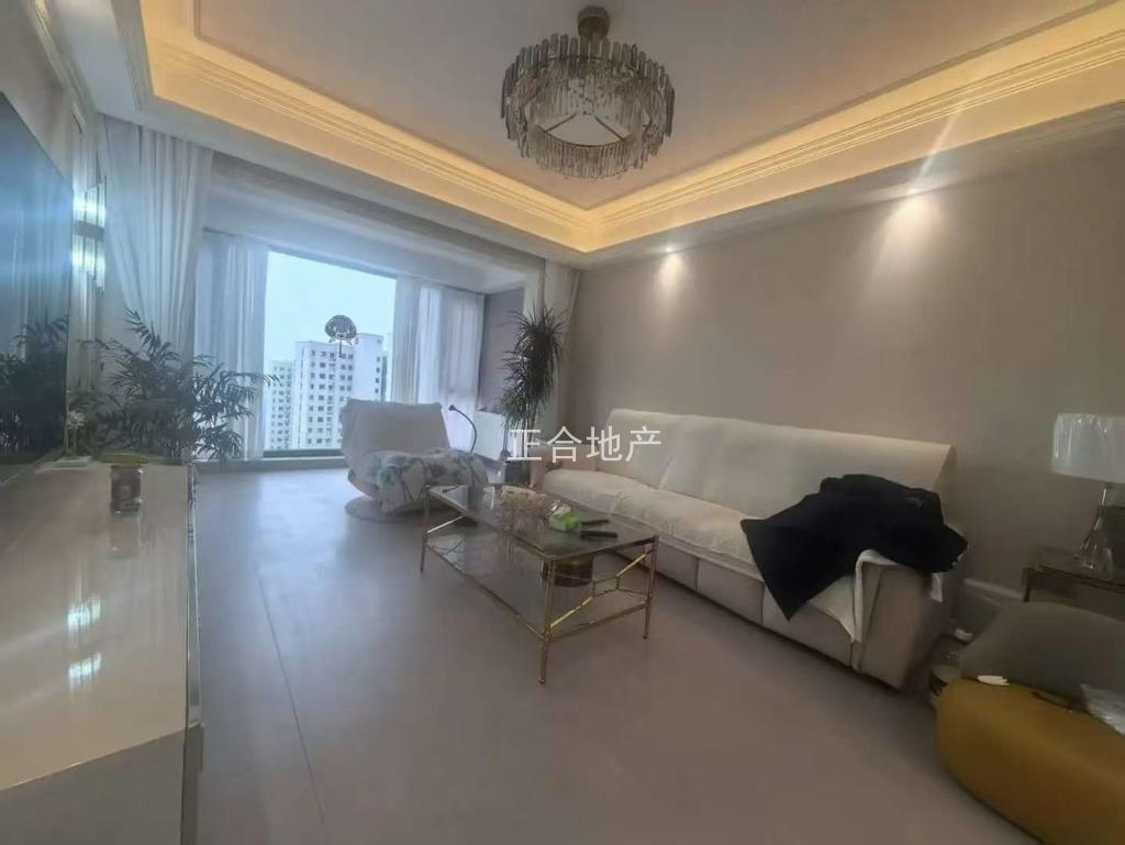 城南，锦绣江山望府，精装三‮两房‬卫，全新精‬装修，楼‮东，王‬边户。还送‬车位，好楼层