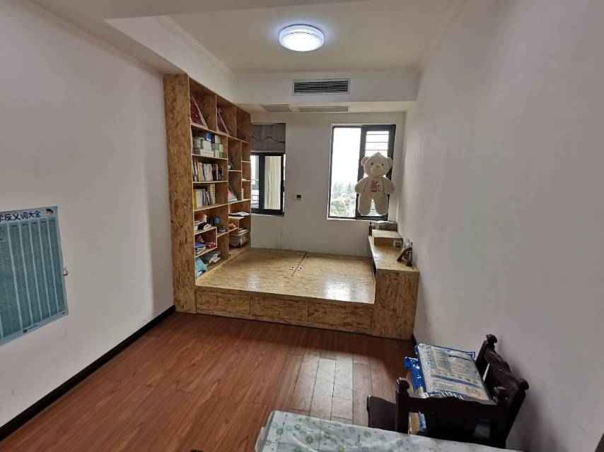 急售…绿地华庭天然氧吧，上下分层两户进出，产权面积254平米，使用面积315平米。