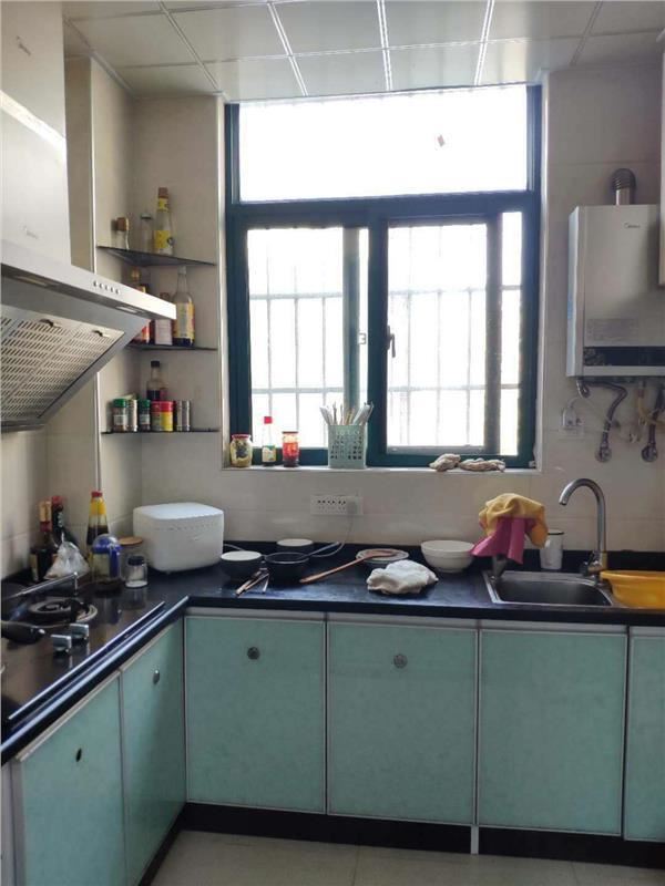 城东四中旁东城花园三房业主保养的很新证在手可以按揭