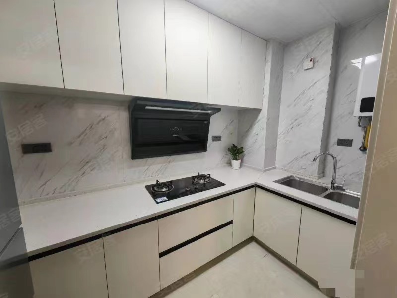 降价了，森林国际，湖景房，精装三房两卫，中高层，99新装修，拎包入住