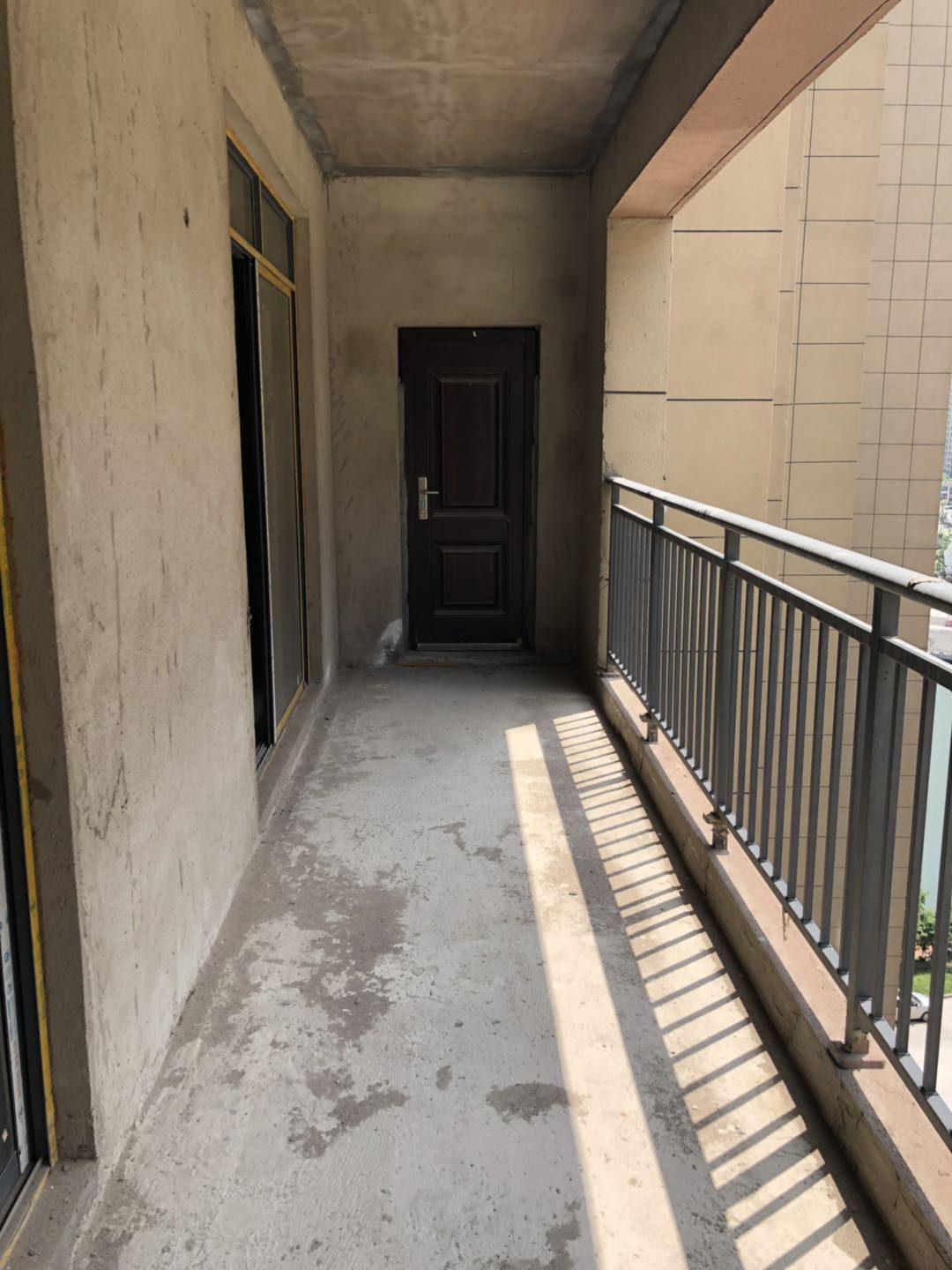 元泰未来城B区南北通透端头房源彩光明亮，景观阳台