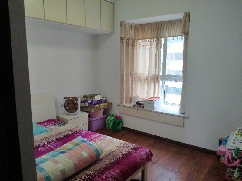 水云间精装修三房，南北通透采光好，紧邻江滩公园