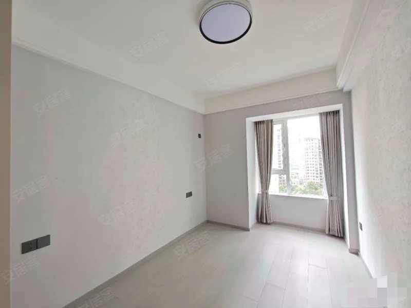 森林国际城北苑，电梯小高层，好楼层，全新精装三房二卫，业主包满二送车位